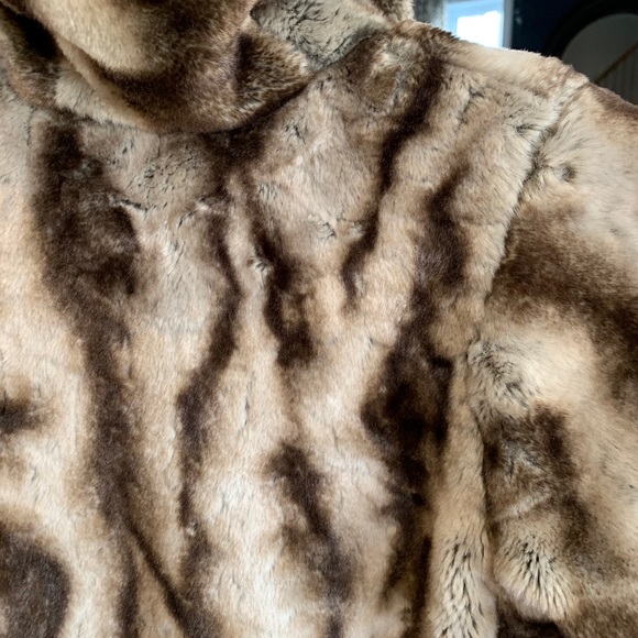 SHOWSTOPPER! 💖 European coat - Picture 4 of 9